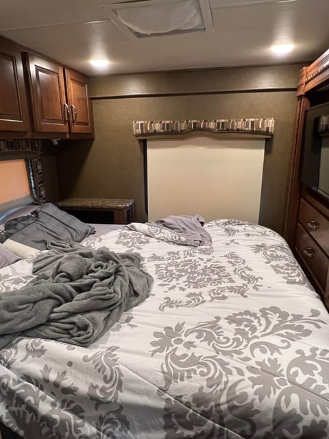 2016 Thor Motor Coach Chateau 31W Drivable vehicle in Chico