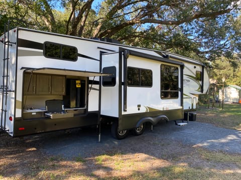 Margaritaville *Free Delivery! Luxury Bunkhouse Towable trailer in Auburndale