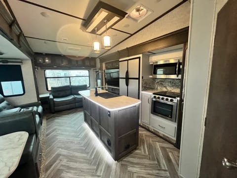 2021 Dutchmen RV Astoria 3553MBP Towable trailer in Georgetown