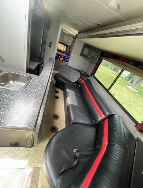 2009 Coachmen Freedom Express 31IS Drivable vehicle in Elkhart