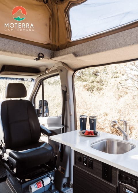 Mercedes 4x4 All-Inclusive Luxury Pop-Top+ Camper Campervan in Seattle