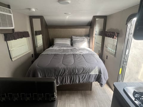 2019 Dutchmen RV Coleman Lantern LT Series 18RB Towable trailer in West Hills