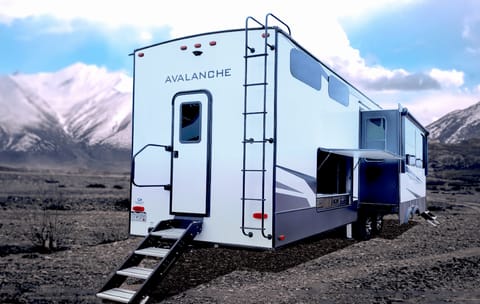 2021 Keystone RV Avalanche 396BH Towable trailer in Laveen Village