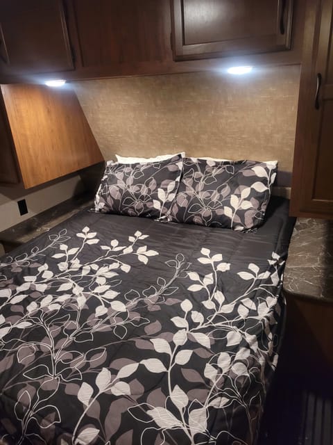 2015 Jayco Jay Flight 28BHBE Towable trailer in Saginaw Charter Township