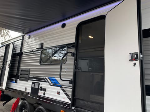 2023 Mid Size with queen and full size bunk beds! Tráiler remolcable in Spring Branch