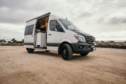 How Fam Sprinter Van - Seats/Sleeps 4 Reisemobil in Millcreek