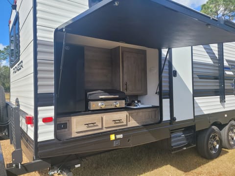 Spacious 2022 Heartland Pioneer DS 320 Towable trailer in Lehigh Acres