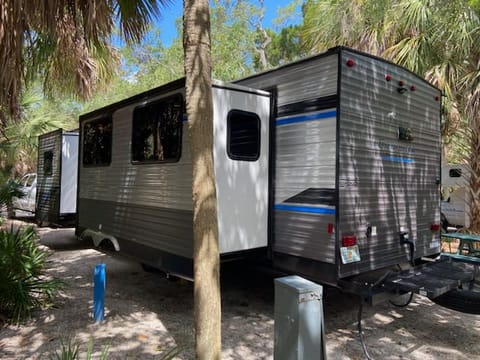 2022 Coachmen Legacy Edition 37 ft 303RKDS Towable trailer in Pinellas Park