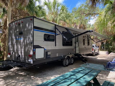 2022 Coachmen Legacy Edition 37 ft 303RKDS Towable trailer in Pinellas Park