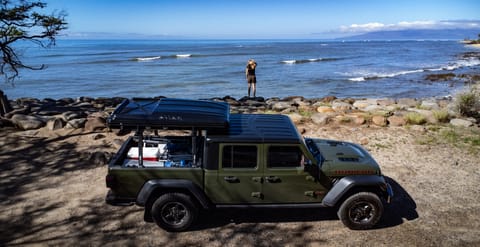 2023 Jeep Gladiator Rubicon W/RoogNest Camper Top Towable trailer in Kahului