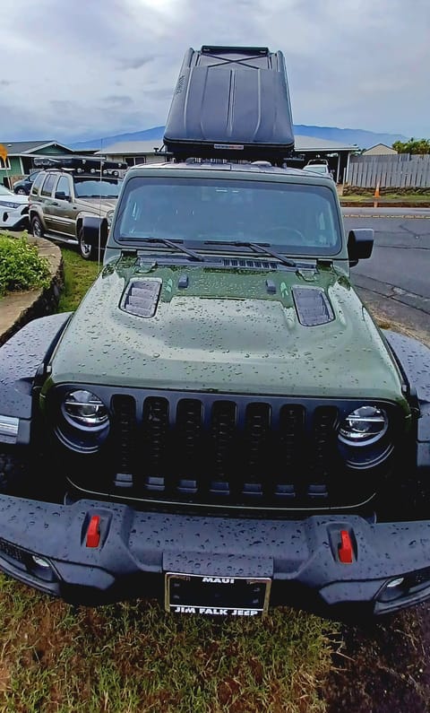 2023 Jeep Gladiator Rubicon W/RoogNest Camper Top Towable trailer in Kahului