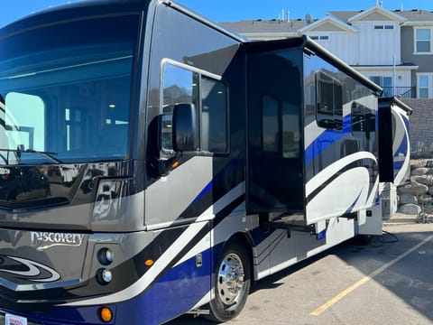 2019 Fleetwood RV Discovery 38W - Sleeps 8 Drivable vehicle in Draper