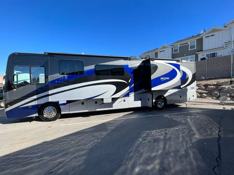 2019 Fleetwood RV Discovery 38W - Sleeps 8 Drivable vehicle in Draper