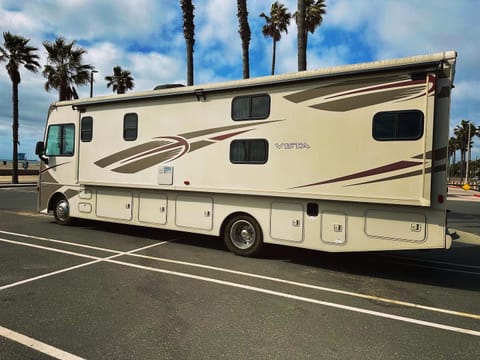 2016 Winnebago Vista 31BE Drivable vehicle in Eastvale