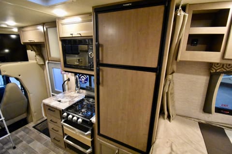 CLASS C - Thor Motor Coach Four Wind *Sleeps 4-6* Drivable vehicle in Harbor City