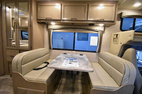 CLASS C - Thor Motor Coach Four Wind *Sleeps 4-6* Drivable vehicle in Harbor City