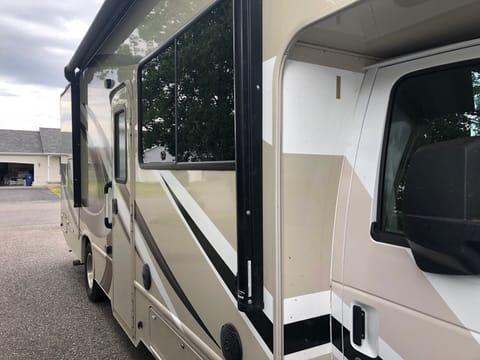 2017 Thor Motor Coach Four Winds 24C Drivable vehicle in Belgrade