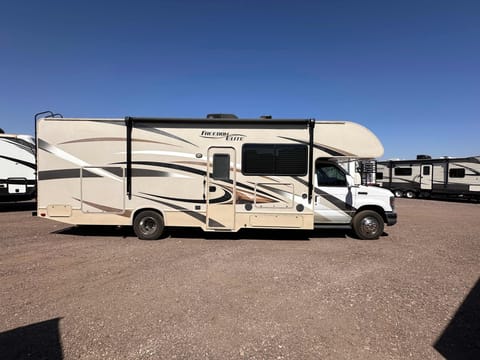 2016 Thor Motor Coach Freedom Elite 29FE Drivable vehicle in Laveen Village