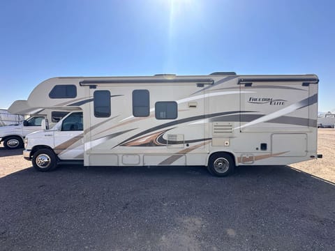 2016 Thor Motor Coach Freedom Elite 29FE Drivable vehicle in Laveen Village