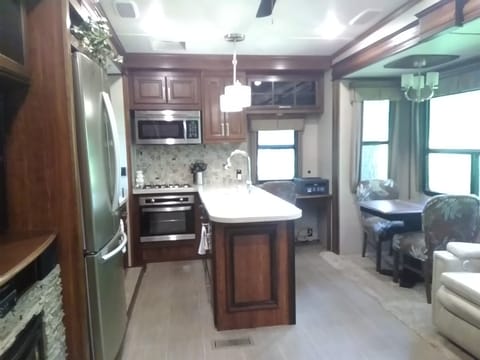 2018 Keystone Alpine 5th Wheel Towable trailer in Lees Summit