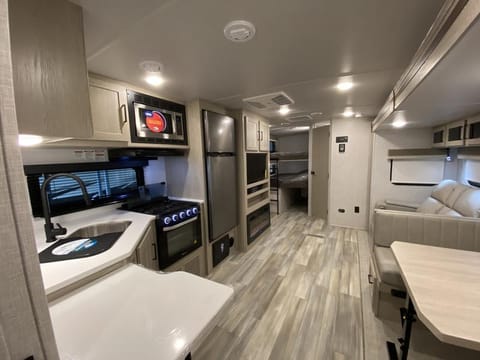 GLAMPING-2021, Queen Master w/Slide out Closet Tráiler remolcable in Colorado Springs
