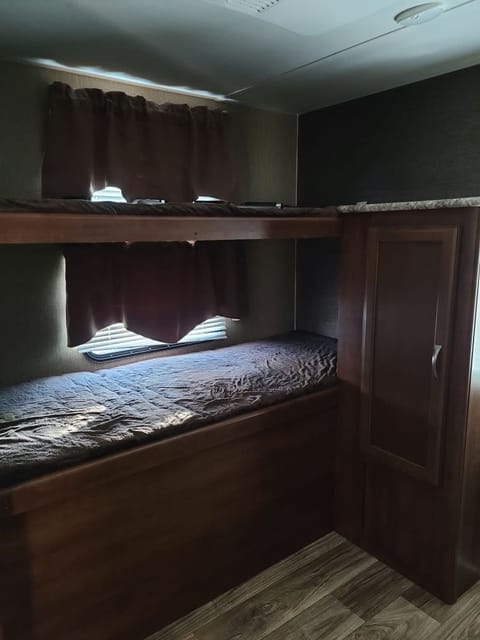 Well appointed family camper.  Sleeps 10!! Towable trailer in Pelham