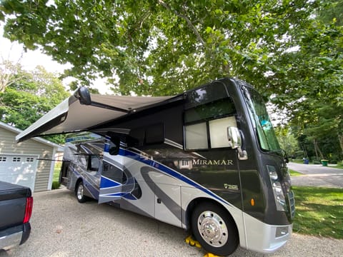 2022 Thor Motor Coach Miramar 34.6 Drivable vehicle in Fishers