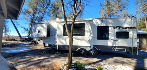 2009 Keystone Fuzion FZ 302 Towable trailer in Redding