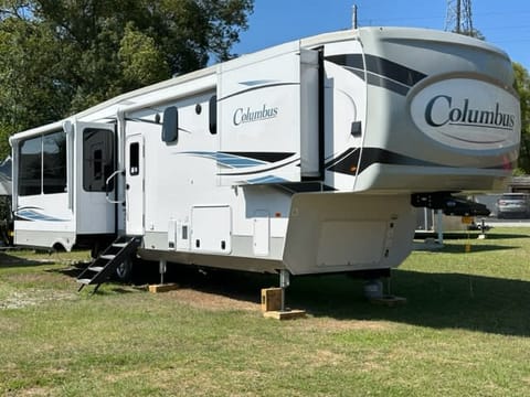 2022 Palomino Columbus 382FB Towable trailer in Inverness