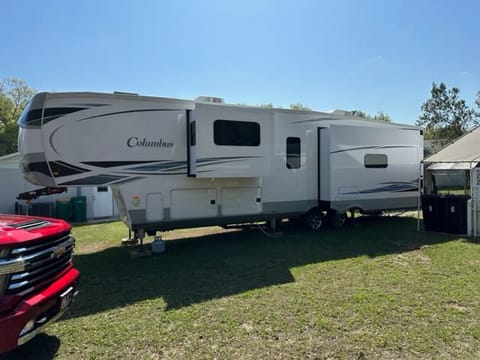 2022 Palomino Columbus 382FB Towable trailer in Inverness