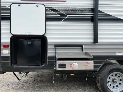 2022 Dutchmen RV Coleman Lantern LT Series 18BH Towable trailer in Goldsboro