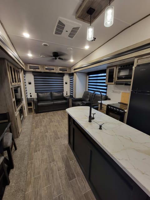 2021 Forest River Arctic Wolf Suite 3660 Towable trailer in Tanque Verde