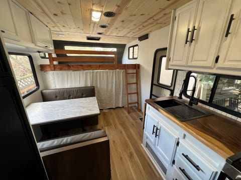 Fully remodeled Winnebago Minnie 24’ Drivable vehicle in Federal Way