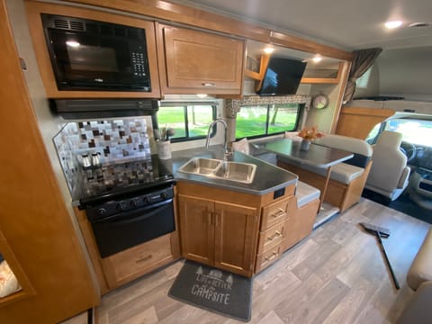 2019 Winnebago Minnie Winnie 31G Drivable vehicle in Roseville