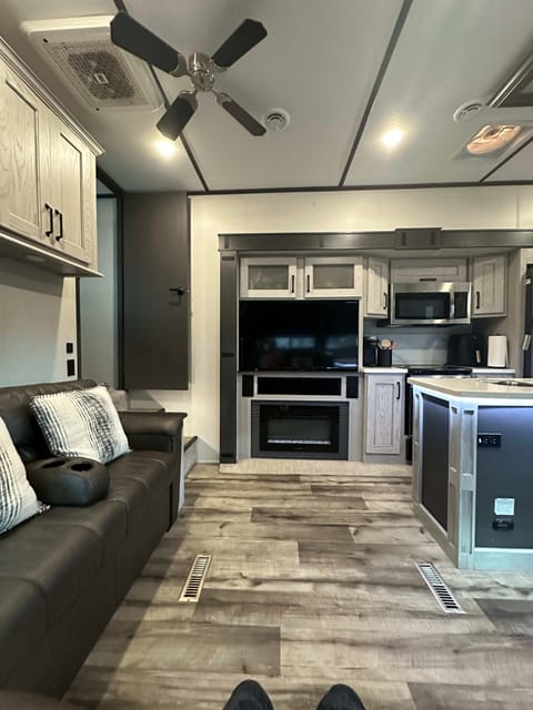 2022 Keystone RV Montana High Country 351BH Towable trailer in Socastee