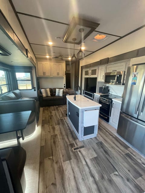 2022 Keystone RV Montana High Country 351BH Towable trailer in Socastee