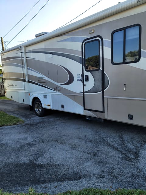 2006 Fleetwood RV Southwind 34A Drivable vehicle in Coconut Creek