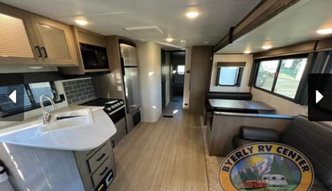 2021 Keystone Hideout 318BR **DELIVERY AVAILABLE** Towable trailer in Belleville