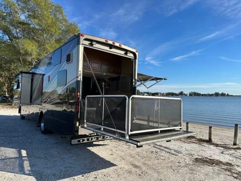 2014 Thor Motor Coach Outlaw 37MD Drivable vehicle in Kinston