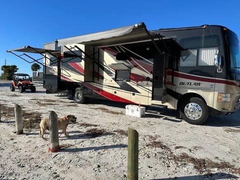 2014 Thor Motor Coach Outlaw 37MD Drivable vehicle in Kinston