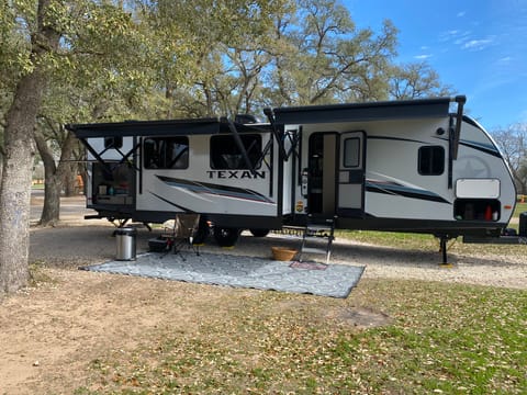 New Large Family Camper 2021 Crossroads Texan 33DB Ziehbarer Anhänger in Lake Conroe