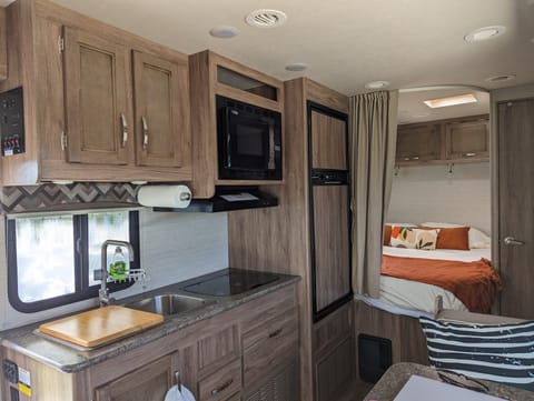 LIKE NEW 2020 Jayco Redhawk SE 22A Drivable vehicle in Country Walk