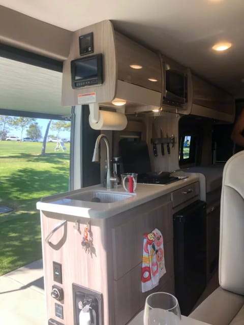 LUXURY CLASS B-Thor Motor Coach Sequence20AT Campervan in Harbor City