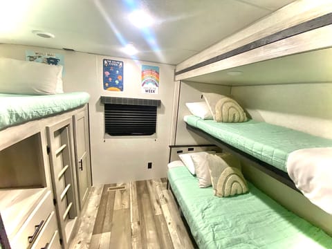 New modern travel trailer with bunk house sleeps 9 Ziehbarer Anhänger in Tahoe Vista