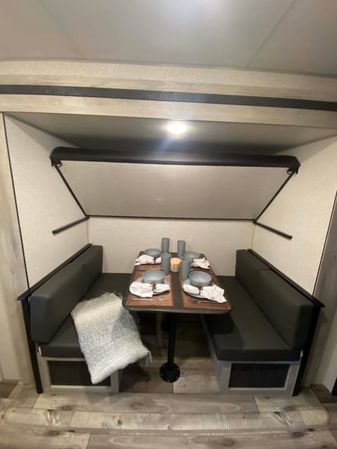 New modern travel trailer with bunk house sleeps 9 Tráiler remolcable in Tahoe Vista