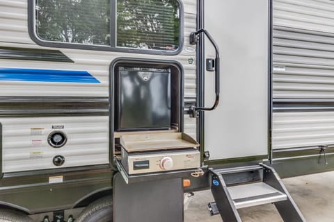 SLEEPS 6, WIFI Anywhere, Outdoor fridge & Grill Towable trailer in Broussard