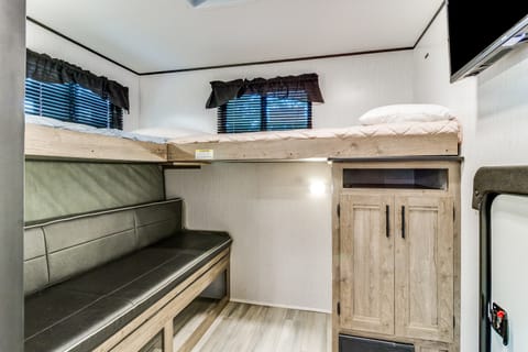 SLEEPS 6, WIFI Anywhere, Outdoor fridge & Grill Towable trailer in Broussard