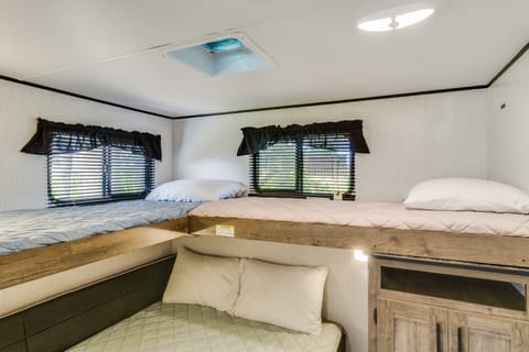 SLEEPS 6, WIFI Anywhere, Outdoor fridge & Grill Towable trailer in Broussard