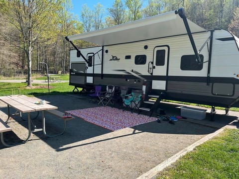 New '22 Jayco 6-8 Sleeper, Perfect Family Comfort Towable trailer in Winston-Salem