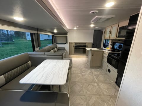 Travel in Style: Salem Cruise Lite 28VBXL Rental! Towable trailer in Lake Saint Louis